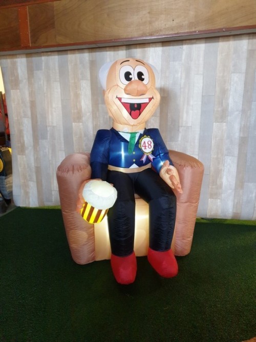 Indoor Abraham zittend op stoel 2,3m